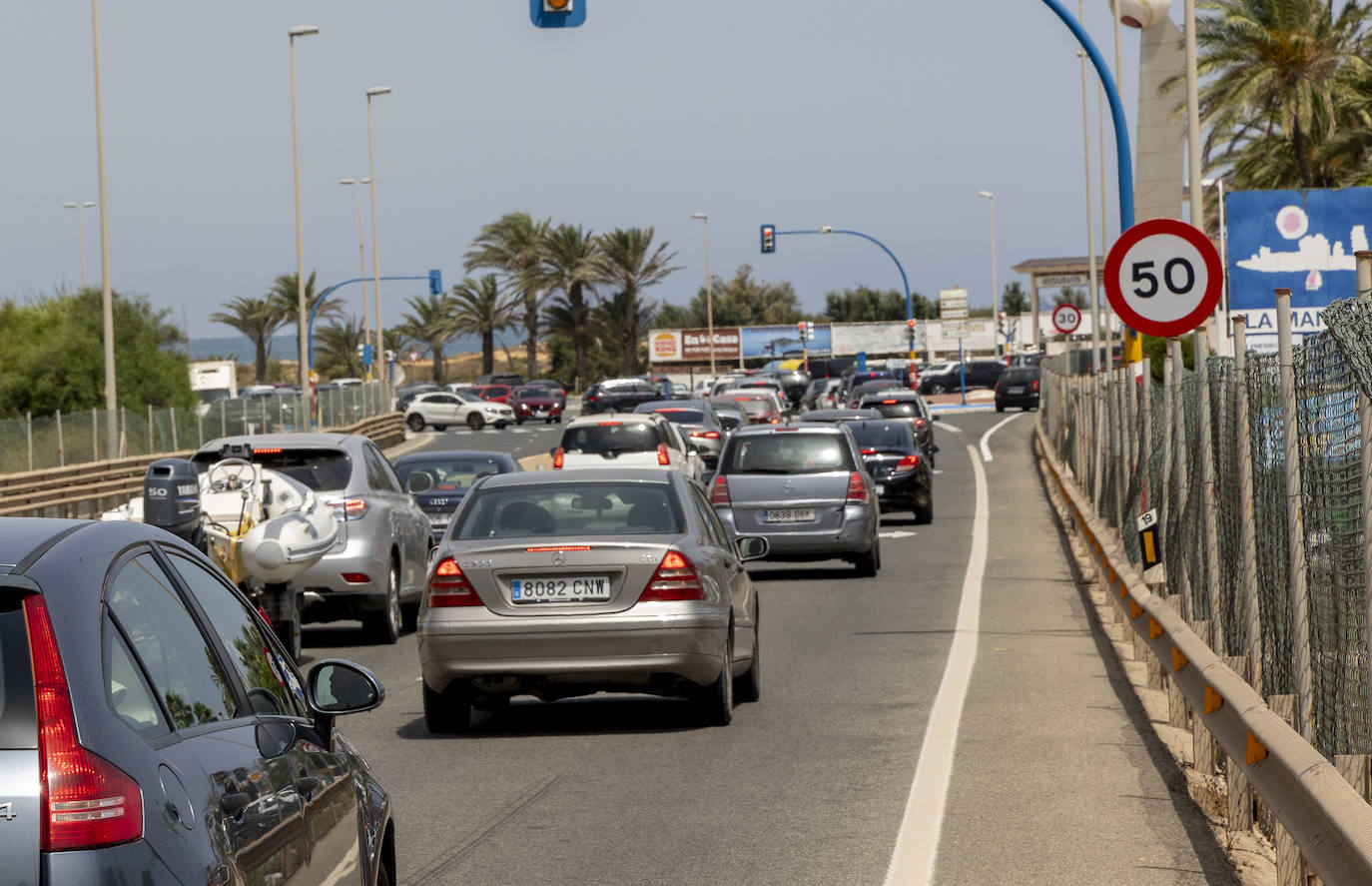 Fotos: La Manga registra grandes atascos en su entrada