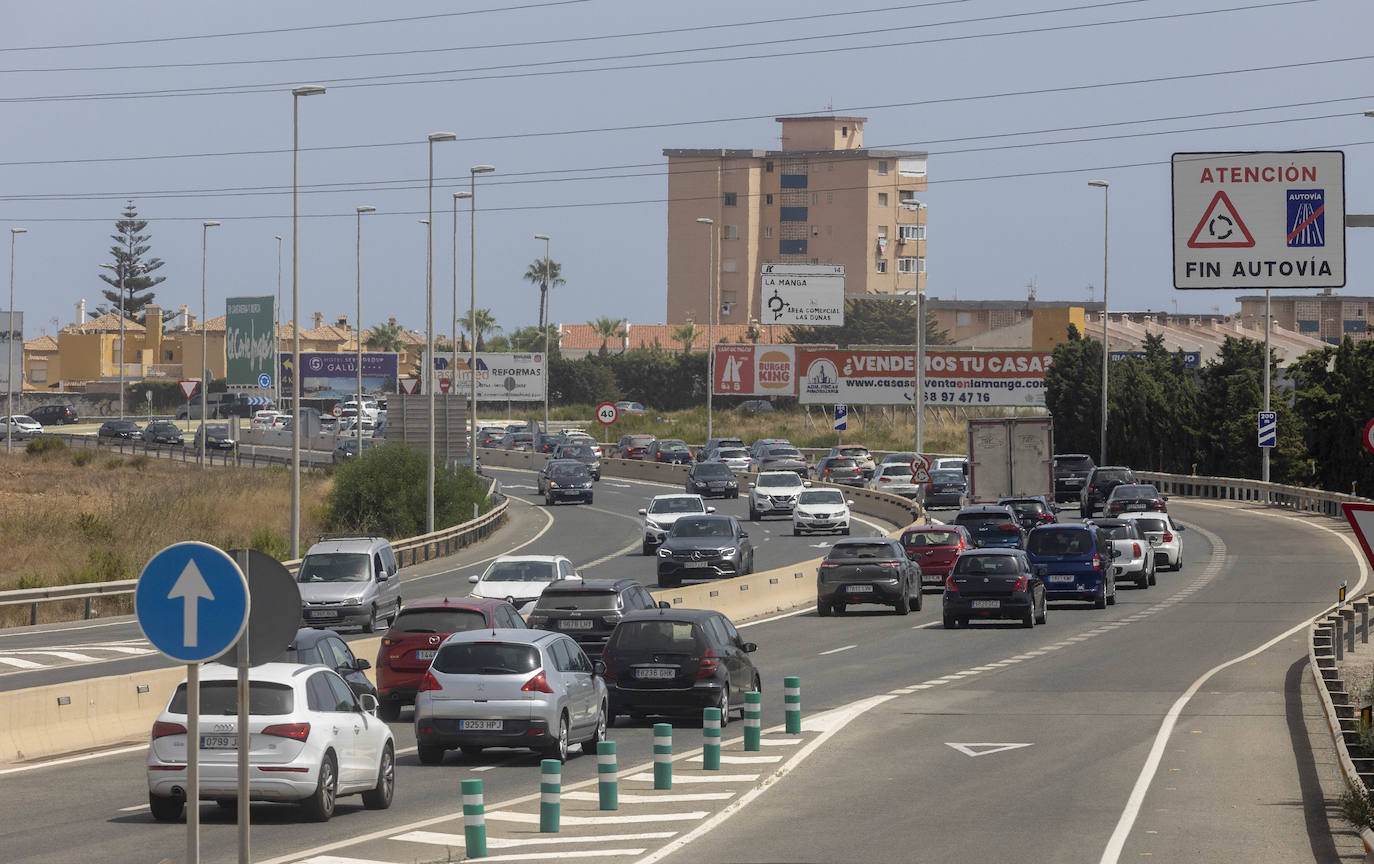 Fotos: La Manga registra grandes atascos en su entrada