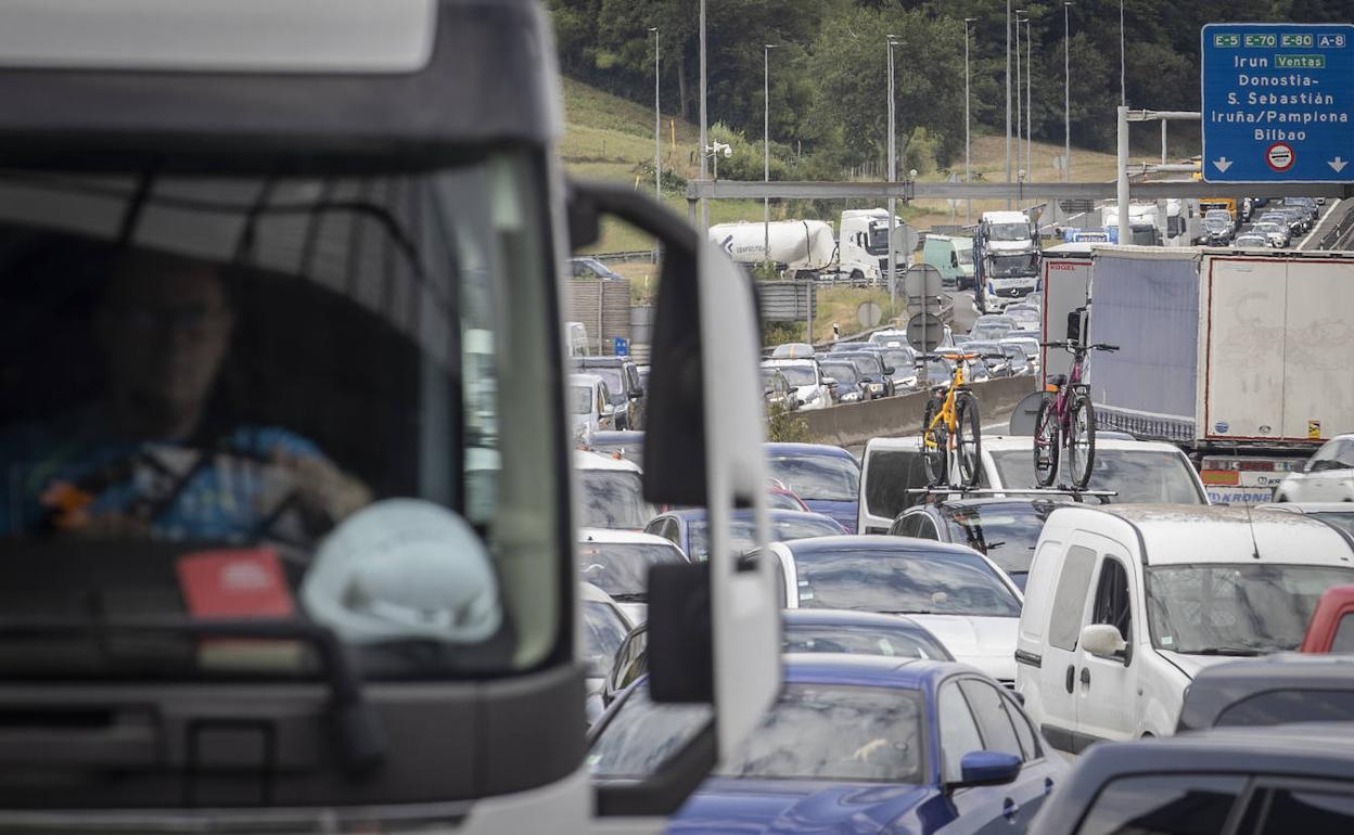 Vista del atasco de ayer, jueves, en el paso fronterizo de Biriatou, entre España y Francia. 