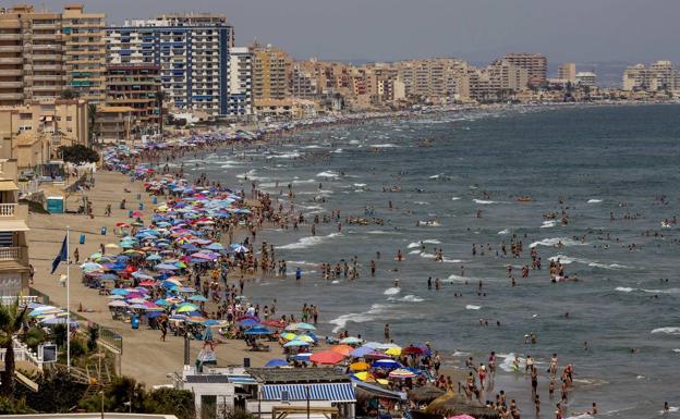 Galería. Las playas de La Manga se llenan de turistas