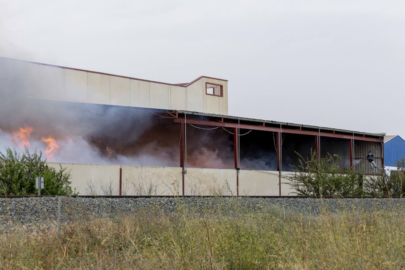 Fotos: Siete personas atendidas por inhalación de humo en un incendio en Pozo Estrecho