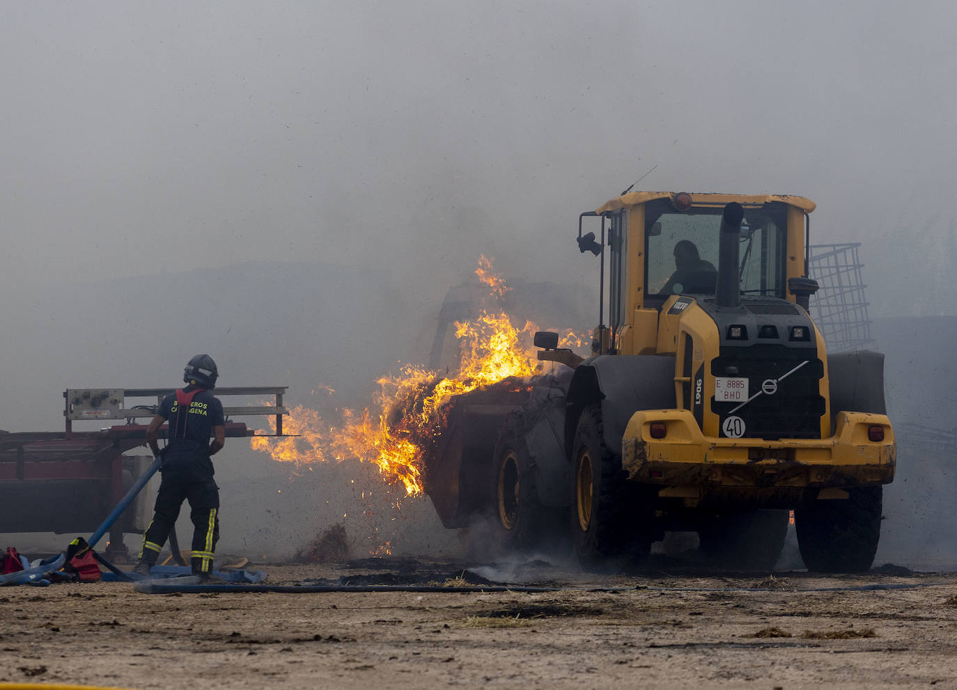 Fotos: Siete personas atendidas por inhalación de humo en un incendio en Pozo Estrecho