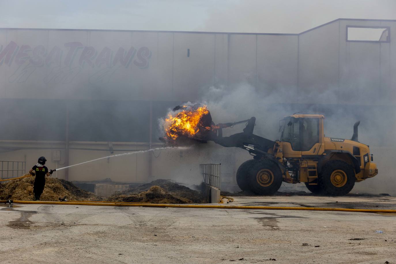 Fotos: Siete personas atendidas por inhalación de humo en un incendio en Pozo Estrecho