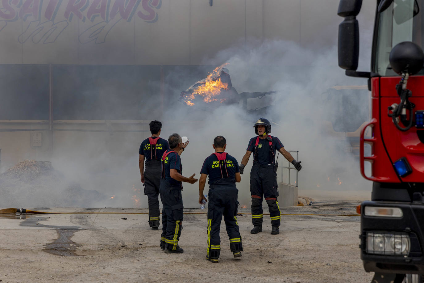 Fotos: Siete personas atendidas por inhalación de humo en un incendio en Pozo Estrecho