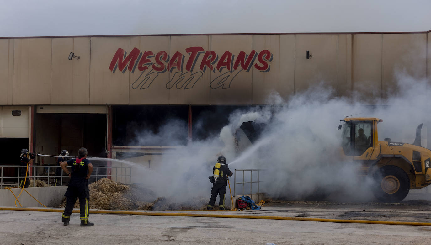 Fotos: Siete personas atendidas por inhalación de humo en un incendio en Pozo Estrecho