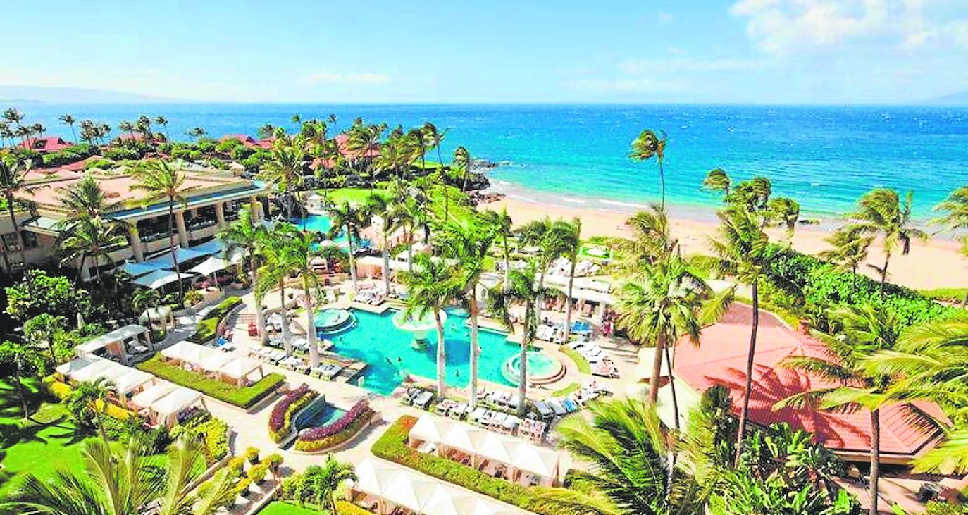 Hotel Four Seasons (Excelente). América-EE UU-HAWÁI-Isla de Maui. Un nivel altísimo del servicio, de las habitaciones, de los jardines, etc. Está junto al magnífico campo de golf de Wailea, con unos paisajes inigualables que contrastan con el azul intenso del océano.