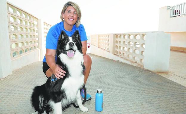 La alcaldesa de Cartagena, Noelia Arroyo, y su perro, 'Coco', tras dar un paseo en la urbanización de La Manga donde veranea. 