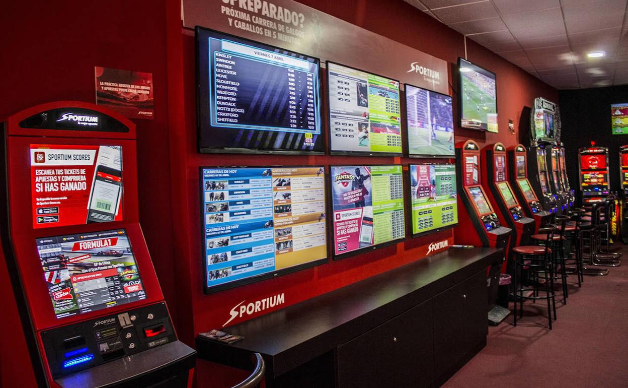 Interior de un local de apuestas. 