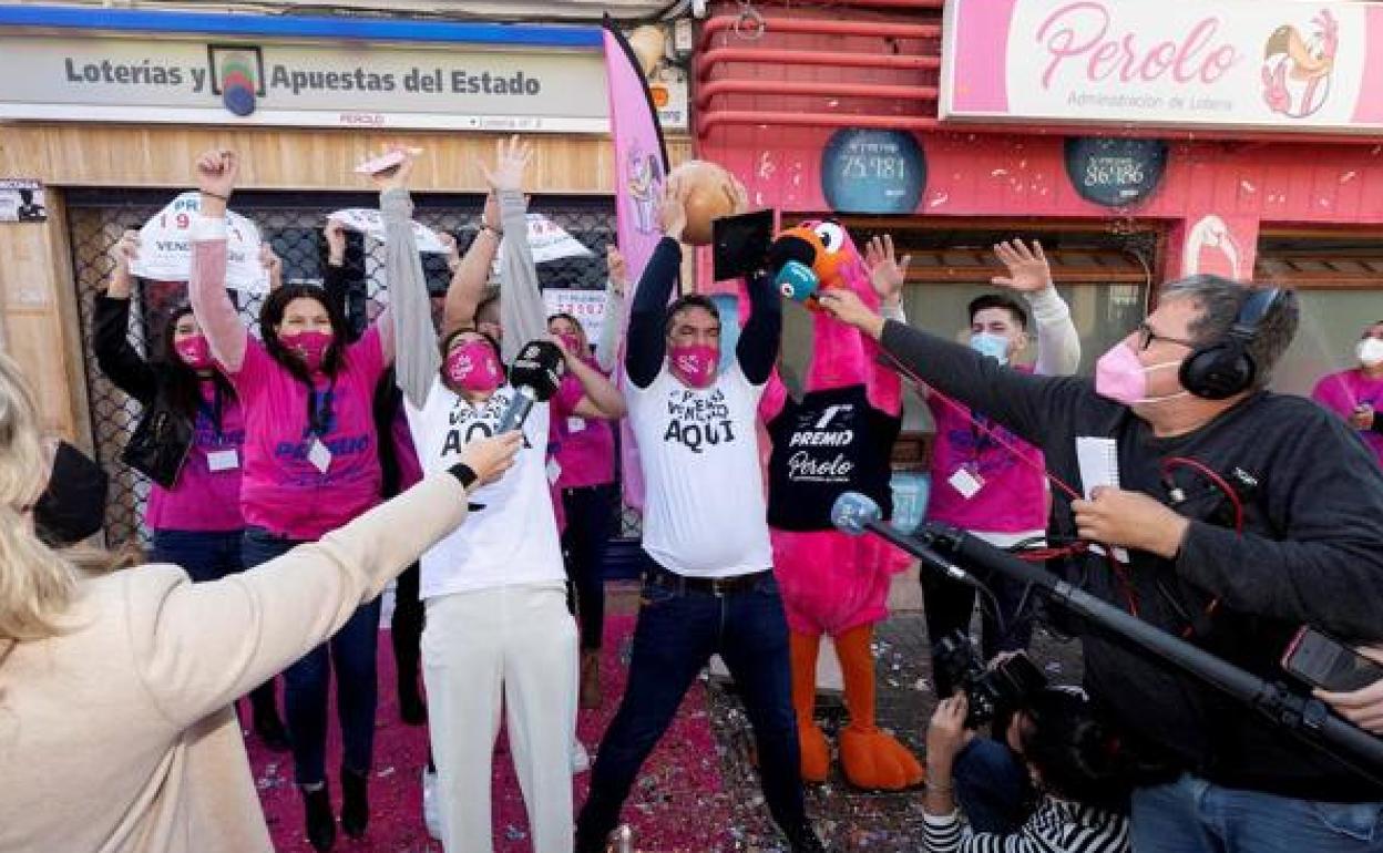 El gerente de la administración de Lotería y Apuestas del Estado nº 2 de San Pedro del Pinatar celebra haber repartido varios premios de la Lotería de Navidad, en una imagen de archivo.