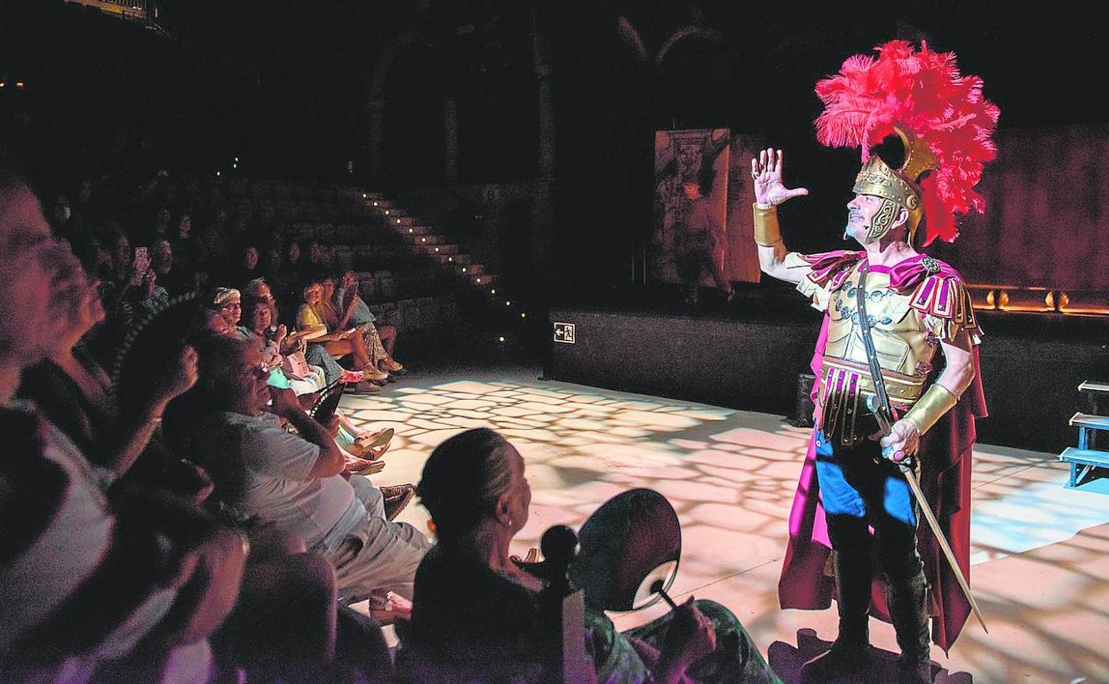 Carlos Sobera, durante el arranque de la representación de 'Miles Gloriosus' en el 52 Festival de San Javier.