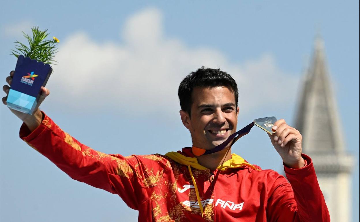Miguel Ángel López, este martes, en lo alto del podio con su medalla.