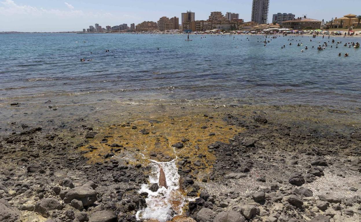 Tubería rota en el punto del vertido denunciado.