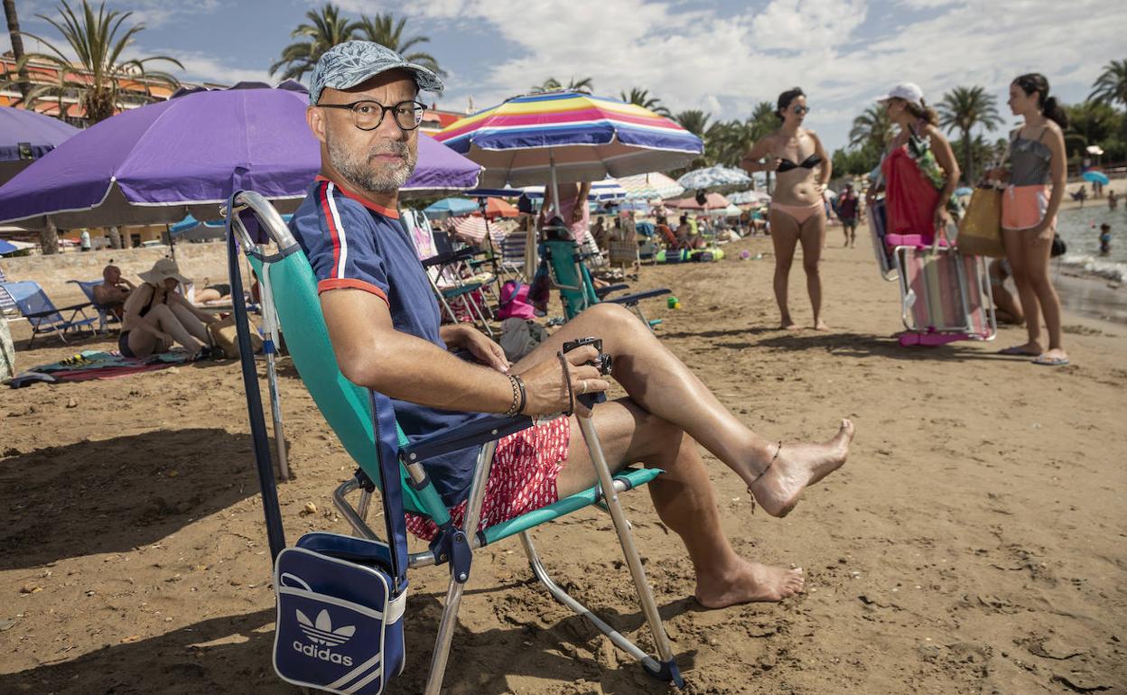 Néstor Lisón, en la playa del Rihuete, en Mazarrón, rodeado de bañistas en primera línea.