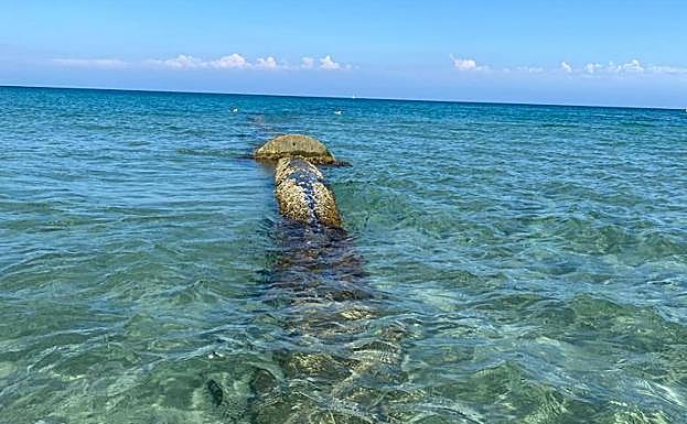 Tramo del emisario en la superficie, este miércoles, en la zona de Las Gaviotas.