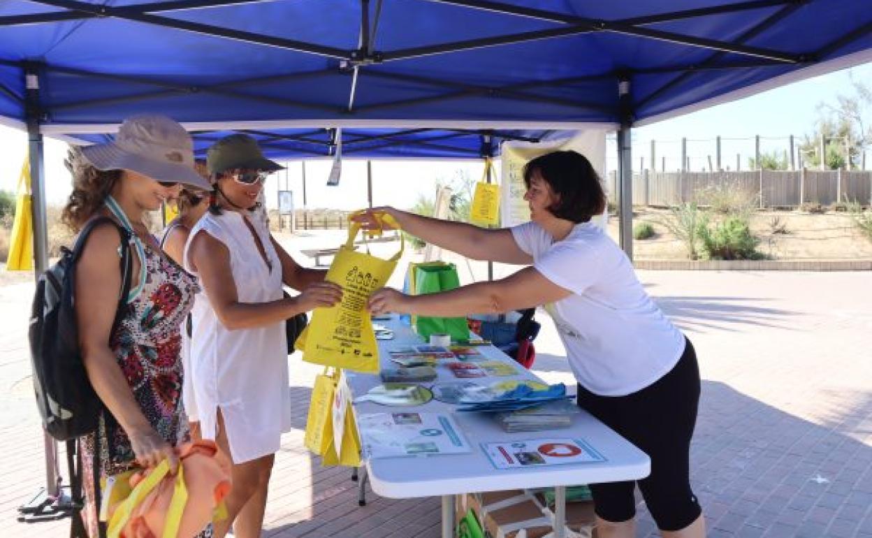 Puesto de información en El Mojón.