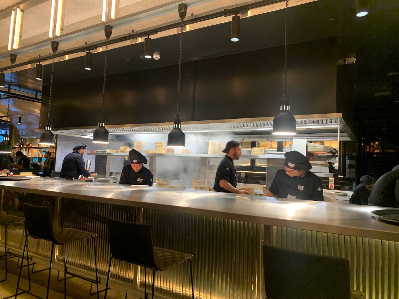 RavioXO, el último restaurante abierto por Dabiz Muñoz en la zona gourmet de El Corte Inglés de Castellana, en Madrid.