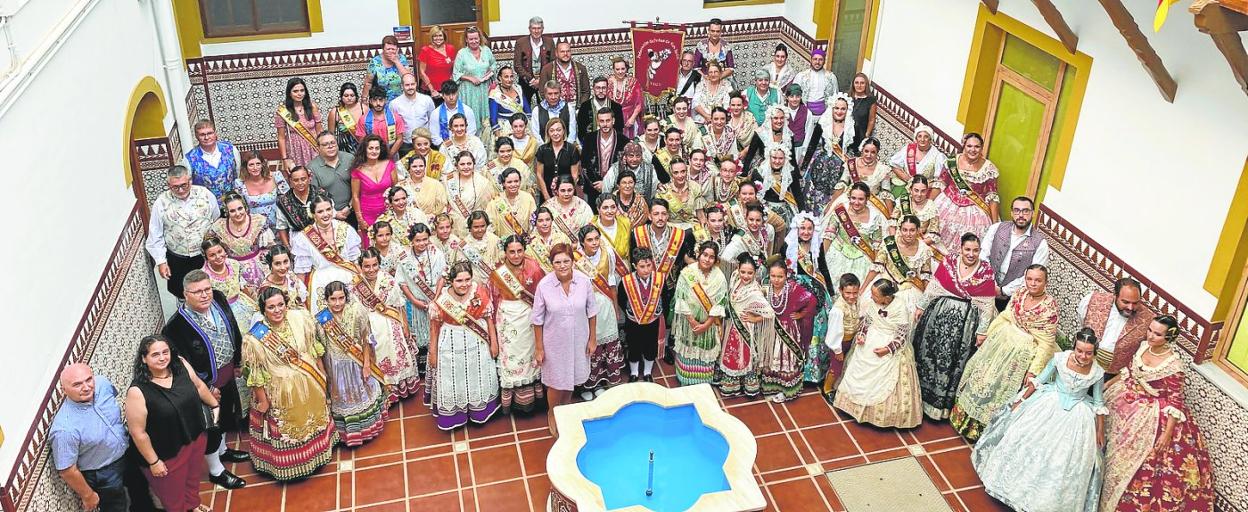 Representantes de las peñas y autoridades participantes en la ofrenda del primer mosto, durante la recepción en el Consistorio. 