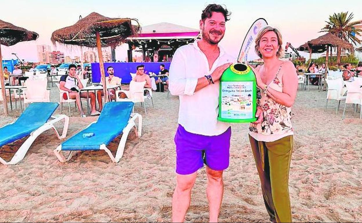 La concejal de Turismo, Cristina Pérez, y el gerente de Tritón Beach.