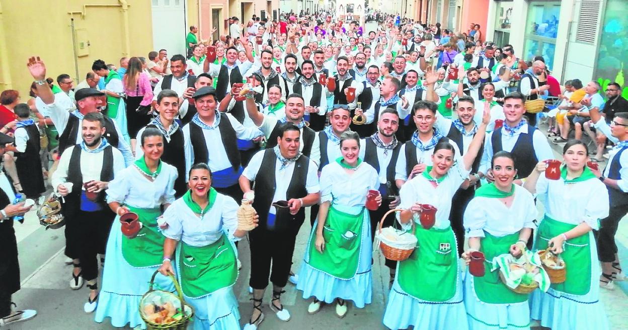 Participantes de la Cabalgata Tradicional saludan antes del inicio del desfile de ayer. 