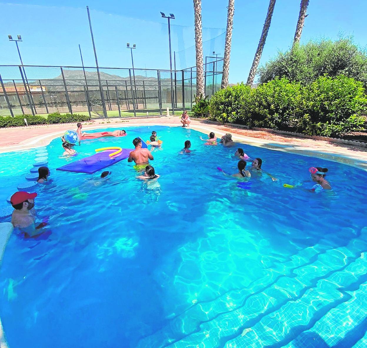 Participantes de la escuela de verano disfrutan de una jornada en la piscina. 