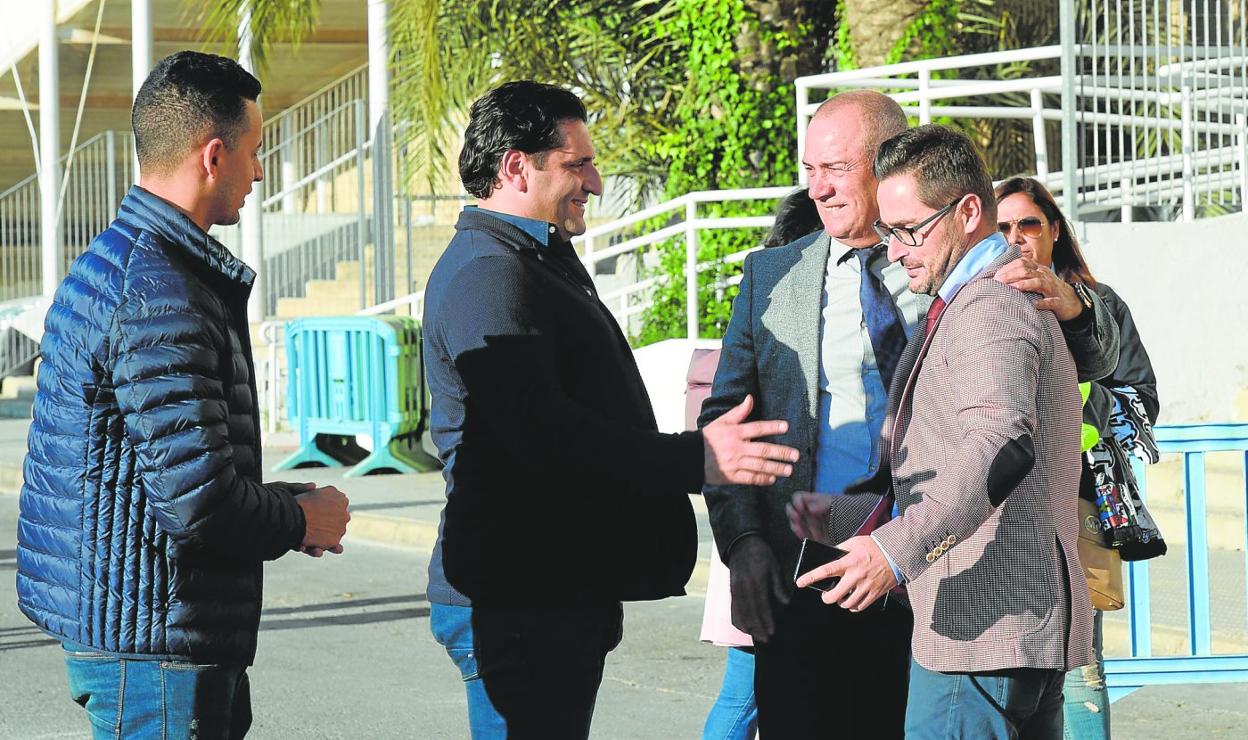 Felipe Moreno saluda a Paco Belmonte, presidente del Cartagena, en presencia de Morris Pagniello, dueño del Racing Murcia, antes de un derbi jugado en 2017. 