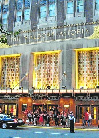 Waldorf Astoria (muy bueno). América- EE UU- Nueva York. Junto al hotel Plaza, hoy reconvertido en apartamentos, ha sido durante muchos años la referencia para la vida social de Nueva York. Por sus instalaciones han desfilado las personalidades más famosas del mundo. A pesar de su antigüedad, el mantenimiento del hotel es muy bueno y su céntrica ubicación facilita el acceso a muchos puntos de interés.