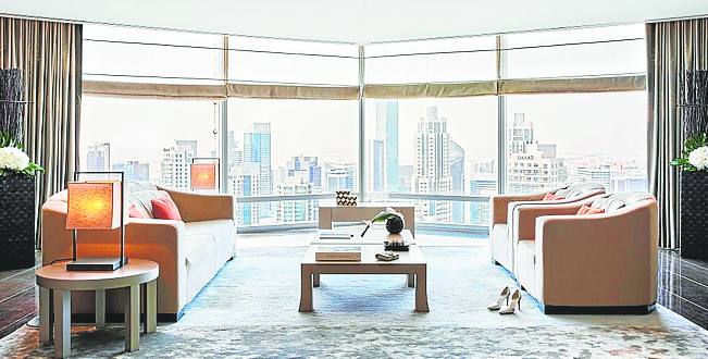 Armani Dubai Hotel (muy bueno). Asia- Emiratos Árabes- Dubai. Ocupa varias plantas de la torre Burj Kalifa, la más alta del mundo, y permite acudir andando al centro comercial Dubai Mall. Dispone de varios restaurantes con ofertas gastronómicas muy variadas.