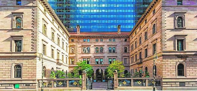 New York Palace (muy bueno). América- EE UU- Nueva York. Ubicación difícilmente superable. Situado en Madison Street, se encuentra a la espalda de la catedral de San Patricio, en la Quinta Avenida, y muy cerca de Central Park. Se asienta en una mansión del siglo XIX junto a un edificio con una torre de 50 plantas.