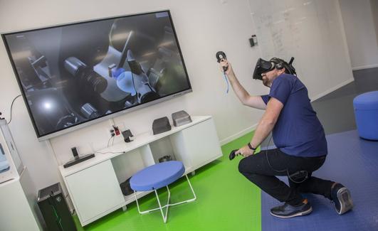 Un trabajador simula el arreglo de un barco con realidad virtual.