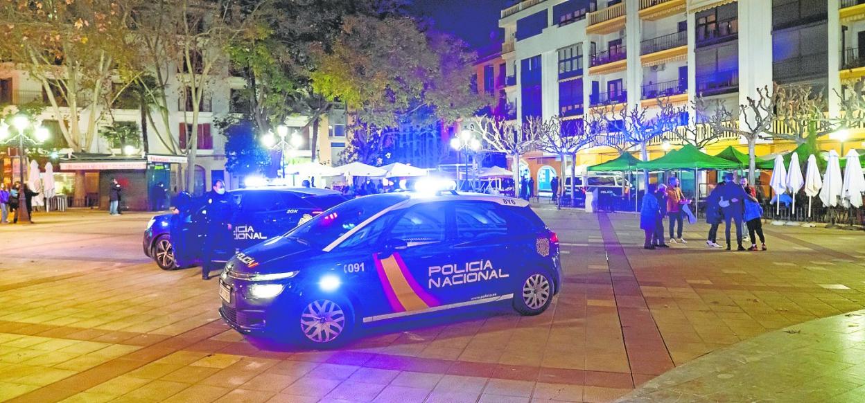 Dotaciones de la Policía Nacional, durante un dispositivo desplegado en una plaza del centro de Lorca. La foto es de archivo. 