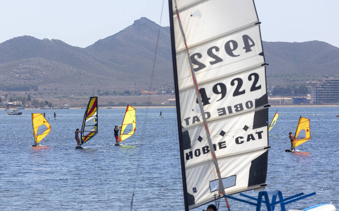 Un grupo de aficionados aprenden windsurf, muy cerca de la isla del Ciervo, en el Mar Menor.