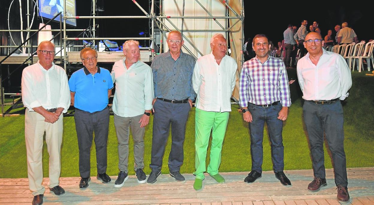 Ramón Luis Valcárcel, Tomás Fuertes, Ginés Campillo, José Antonio Ruiz Vivo, José Mª García-Margallo, Juan Luis Soto y Manuel Buitrago, ayer, en el 'Mazarrón Plural Fórum', en Bahía. 