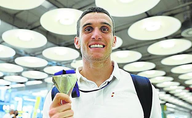 Mariano García, campeón de Europa de 800 al aire libre, este lunes a su llegada a Madrid.