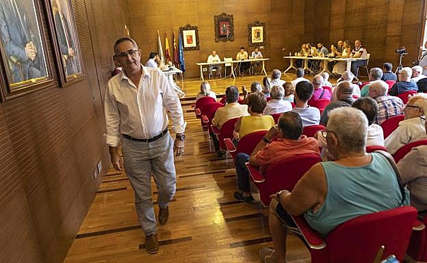 Pedro López, alcalde La Unión, abandona la sala para la votación, este martes.