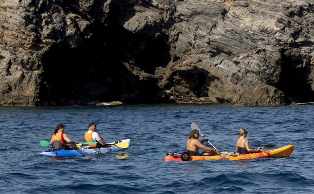 Dos parejas en kayak, dando un paseo frente a Cabo de Palos.