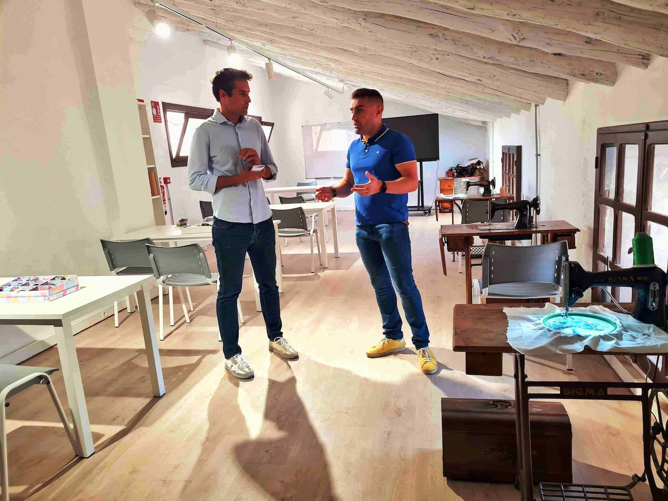 José Santiago Villa y Juan López, en la tercera planta de la Casa Museo de los Caballos del Vino. 