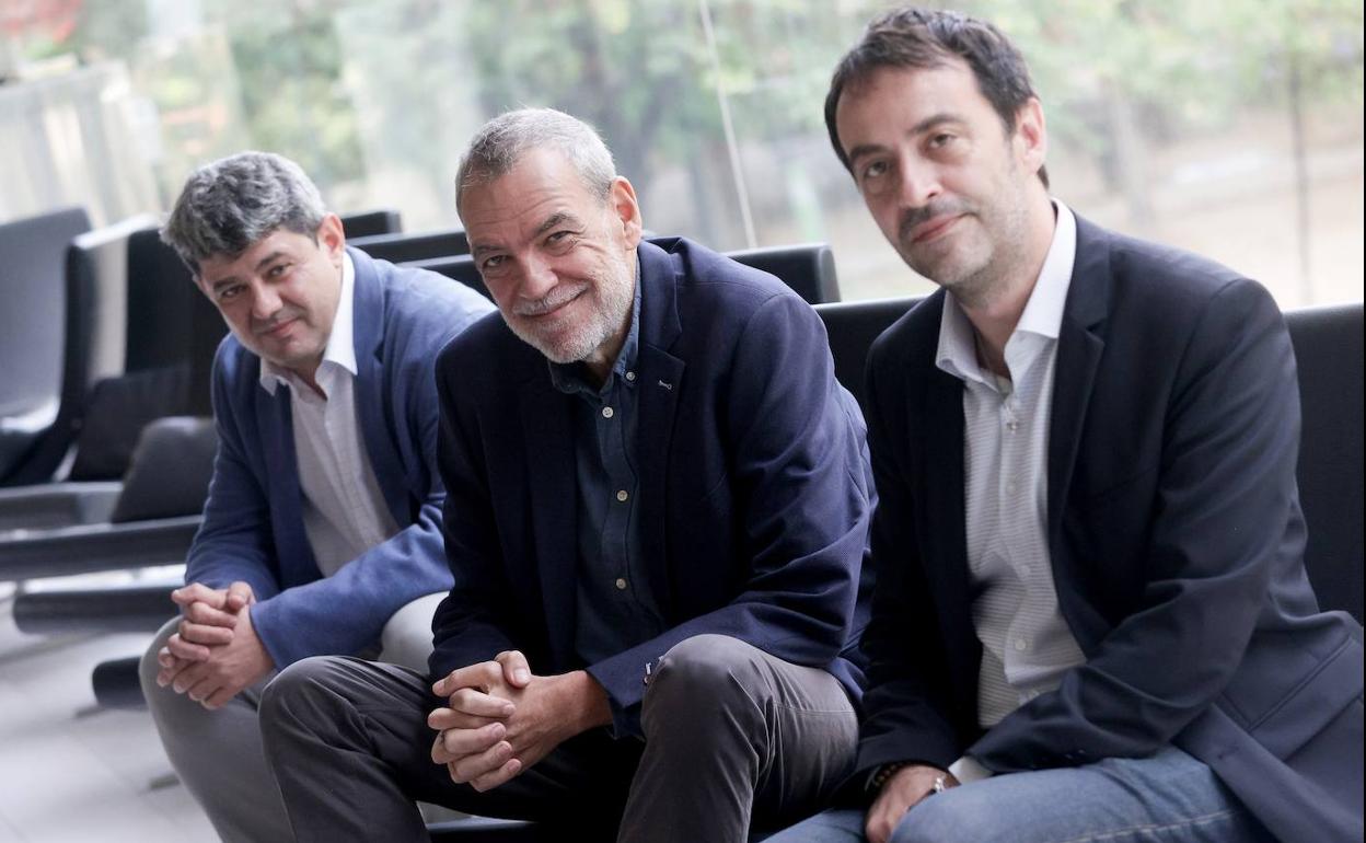 El trío de escritores y guionistas Jorge Díaz (c), Antonio Mercero (i) y Agustín Martínez (d).