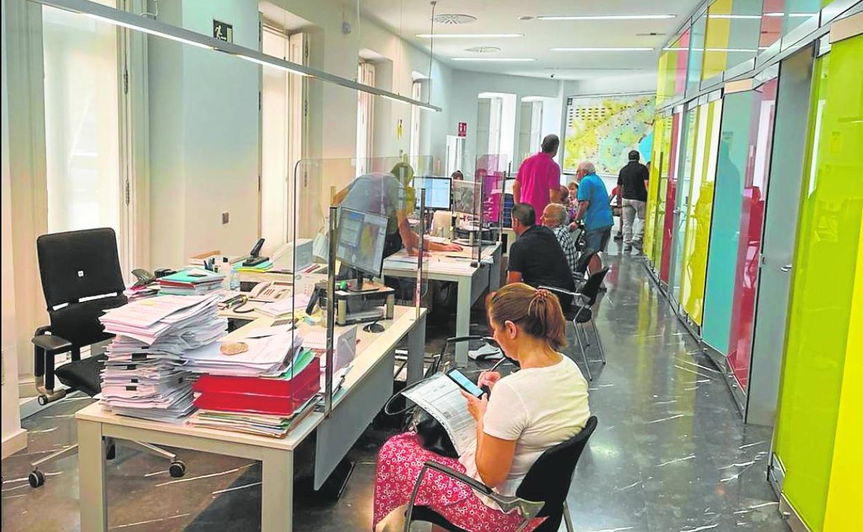 Afectados solicitan información en la sede de la Comunidad de Regantes del Campo de Cartagena.