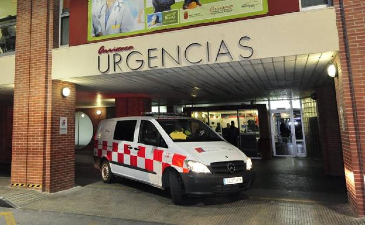 Puerta de Urgencias del hospital Virgen de la Arrixaca, en una fotografía de archivo. 