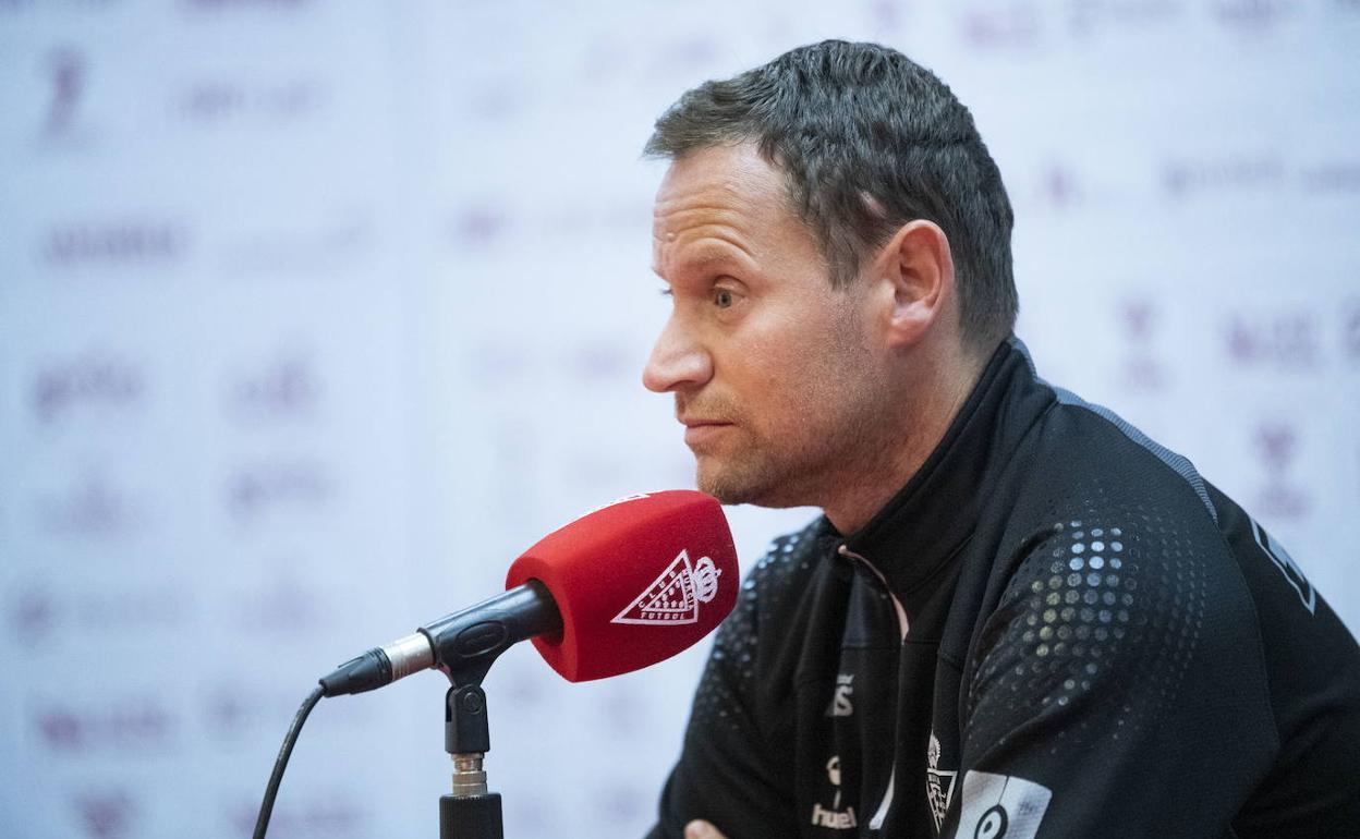 El entrenador del Real Murcia, Mario Simón.