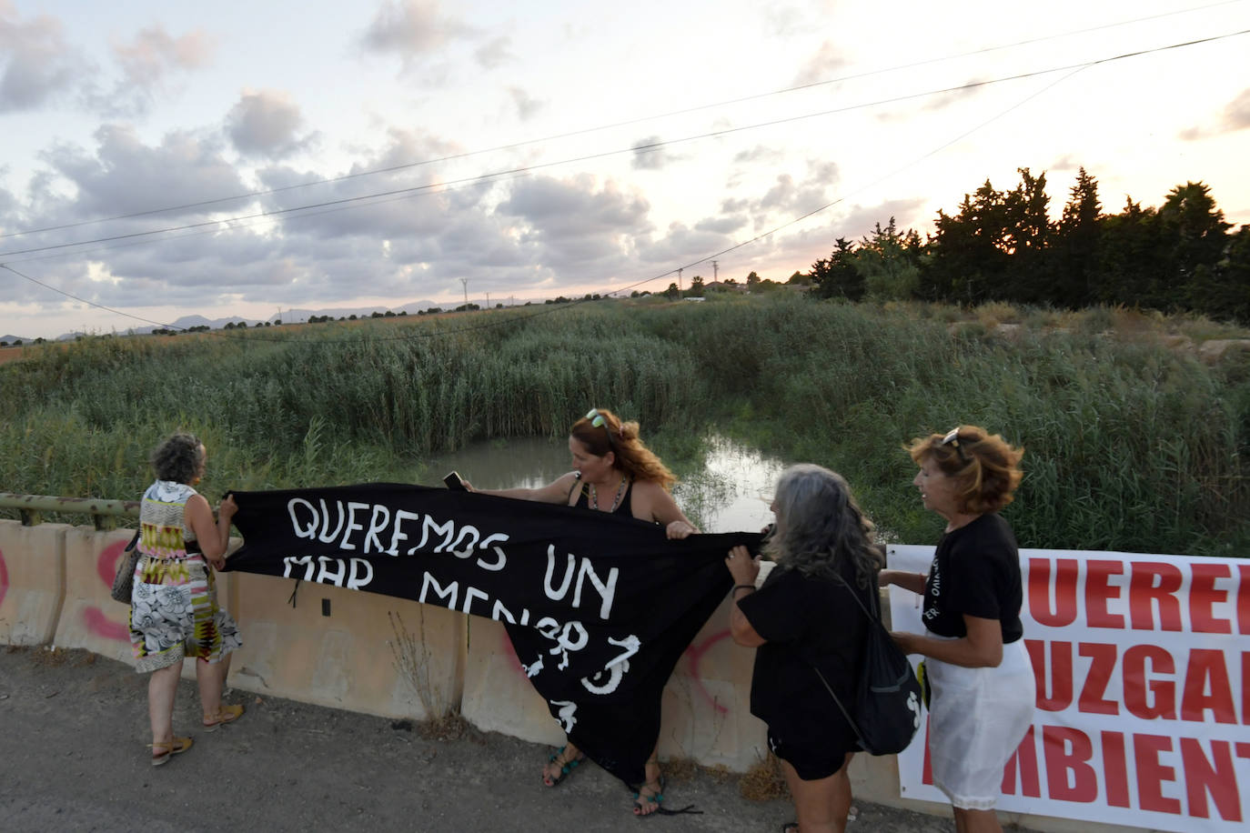 Fotos: La manifestación en la rambla del Albujón por el fin de los vertidos al Mar Menor, en imágenes
