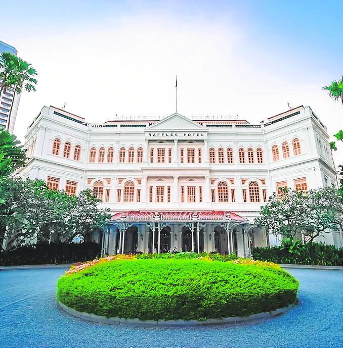 Hotel Raffles Singapur (muy bueno). Asia- Singapur- Singapur. El edificio de estilo colonial data de finales del siglo XIX y fue totalmente renovado hace pocos años. Las habitaciones son muy amplias y acogedoras, con una buena educación. En sus dependencias se han alojado muchas personalidades, en esta ciudad-estado, considerada como una de las más limpias del mundo. A pesar de su reducida dimensión, con menos de 800 km2, es uno de los países más ricos del mundo y con una tecnología muy desarrollada. 