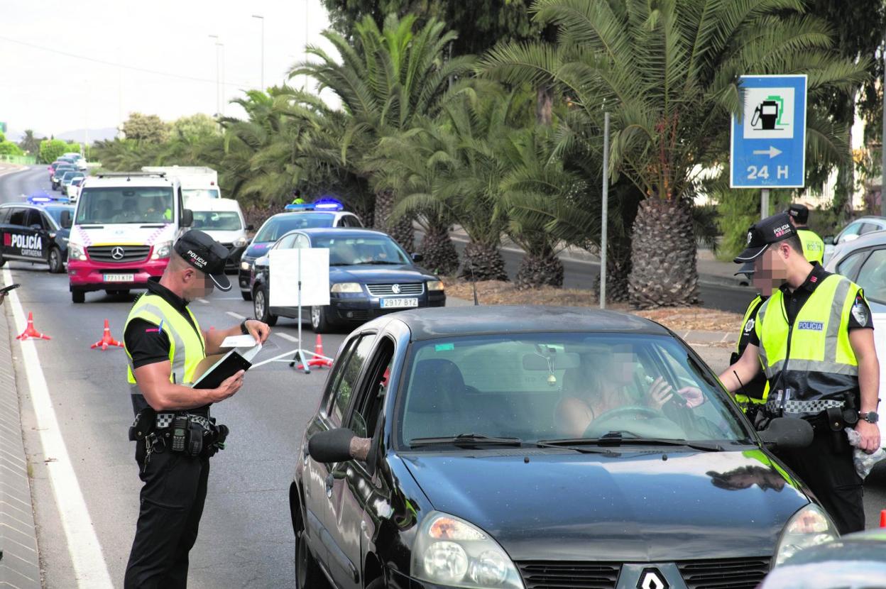 Control de alcoholemia, ayer, en Sebastián Feringán. 