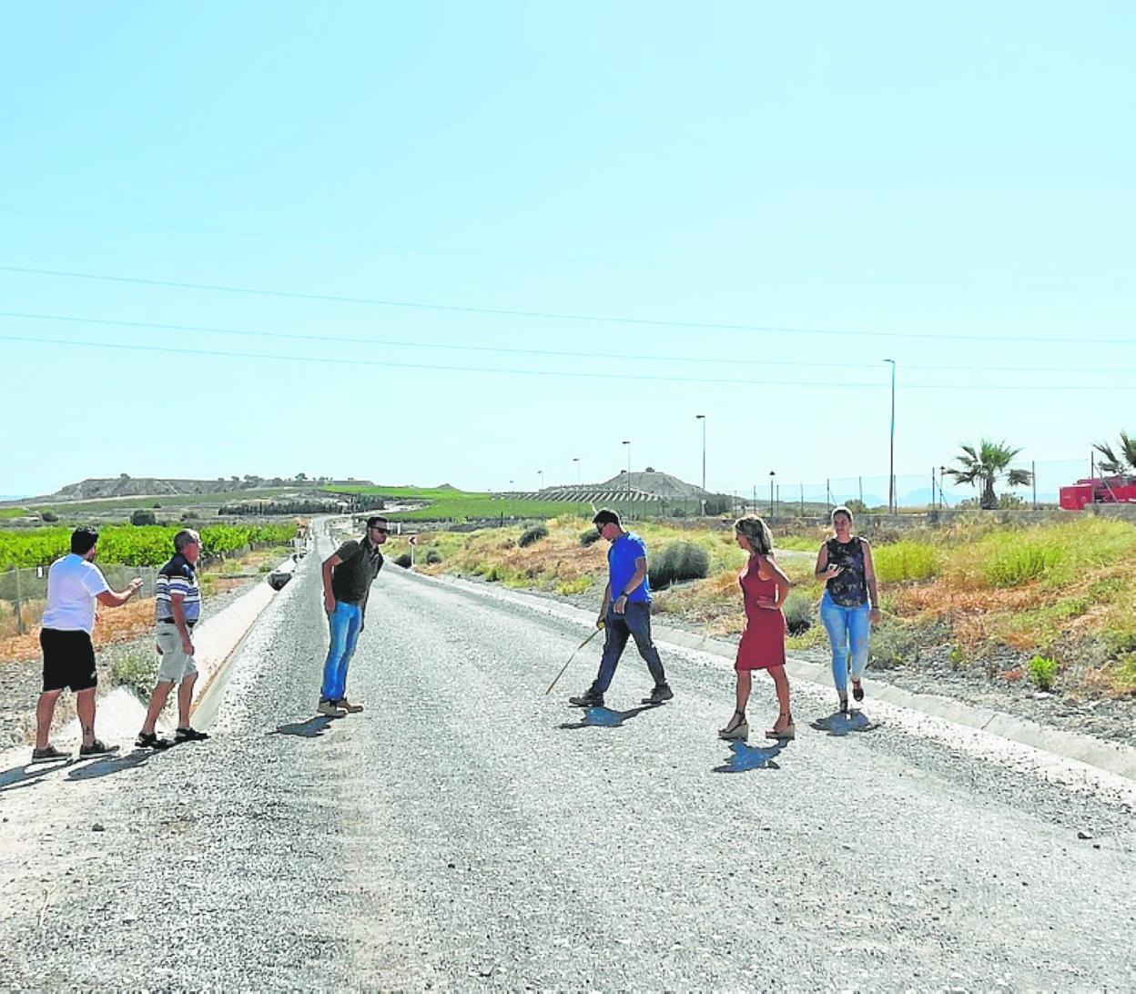 La alcaldesa (2d) y técnicos municipales, durante su visita a la vía. 