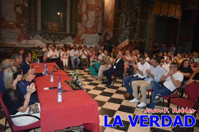 El Bando de los Caballos del Vino proclamó anoche a Rosalía Dólera Martínez y Adriana Sánchez Dólera como nuevas Amazonas y a Pedro Salcedo Rodríguez, como Caballista del Año. Las inclemencias del tiempo obligaron a modificar los planes a última hora y el acto se celebró en la Iglesia de San José en la calle Mayor.