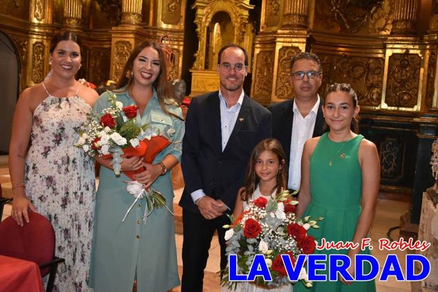 El Bando de los Caballos del Vino proclamó anoche a Rosalía Dólera Martínez y Adriana Sánchez Dólera como nuevas Amazonas y a Pedro Salcedo Rodríguez, como Caballista del Año. Las inclemencias del tiempo obligaron a modificar los planes a última hora y el acto se celebró en la Iglesia de San José en la calle Mayor.