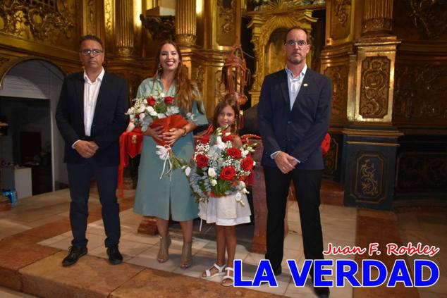 El Bando de los Caballos del Vino proclamó anoche a Rosalía Dólera Martínez y Adriana Sánchez Dólera como nuevas Amazonas y a Pedro Salcedo Rodríguez, como Caballista del Año. Las inclemencias del tiempo obligaron a modificar los planes a última hora y el acto se celebró en la Iglesia de San José en la calle Mayor.