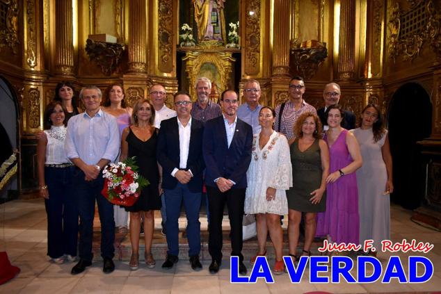 El Bando de los Caballos del Vino proclamó anoche a Rosalía Dólera Martínez y Adriana Sánchez Dólera como nuevas Amazonas y a Pedro Salcedo Rodríguez, como Caballista del Año. Las inclemencias del tiempo obligaron a modificar los planes a última hora y el acto se celebró en la Iglesia de San José en la calle Mayor.