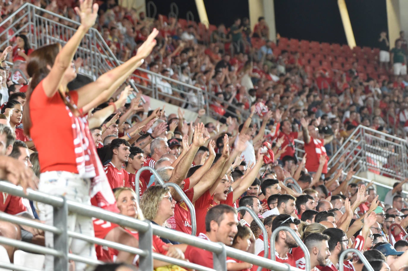 Fotos: Búscate en las gradas del Enrique Roca en el debut del Real Murcia en Primera Federación