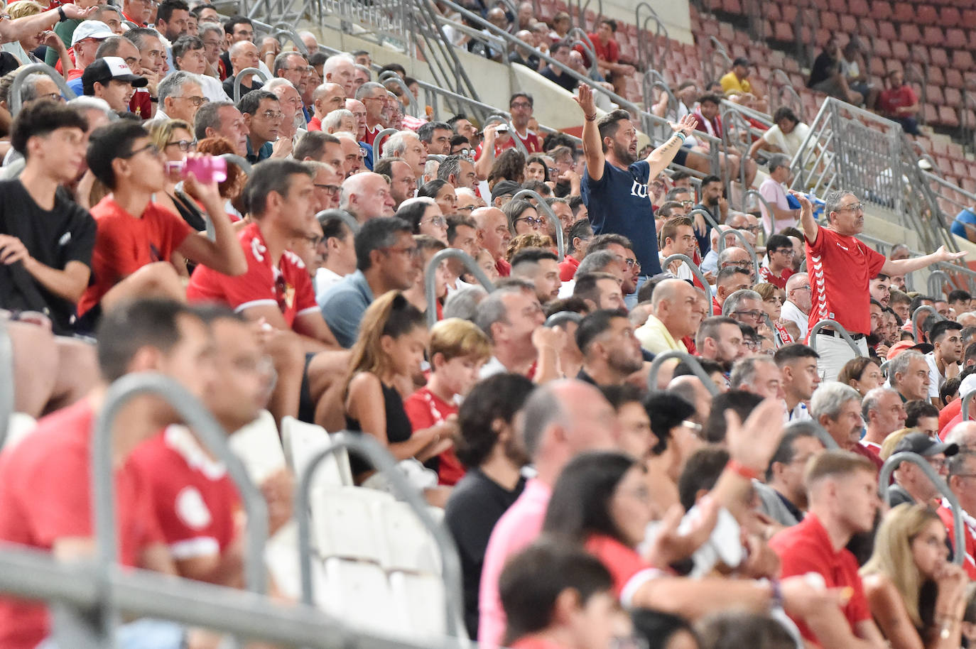 Fotos: Búscate en las gradas del Enrique Roca en el debut del Real Murcia en Primera Federación